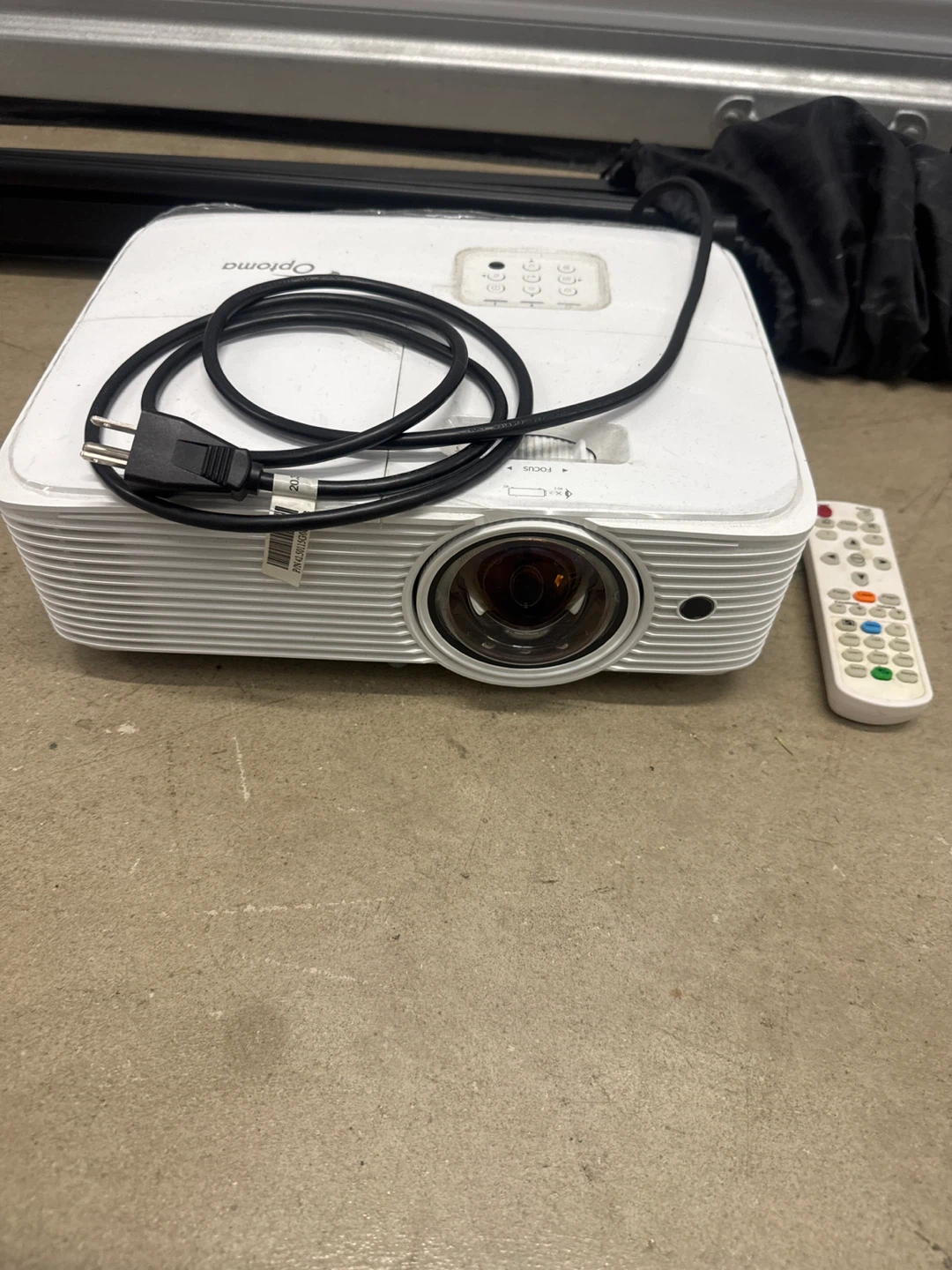 Optoma Projector and Da-Lite Tripod Screen Set - photo 2