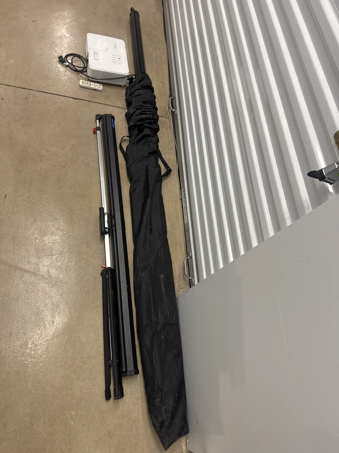 Optoma Projector and Da-Lite Tripod Screen Set - photo 3