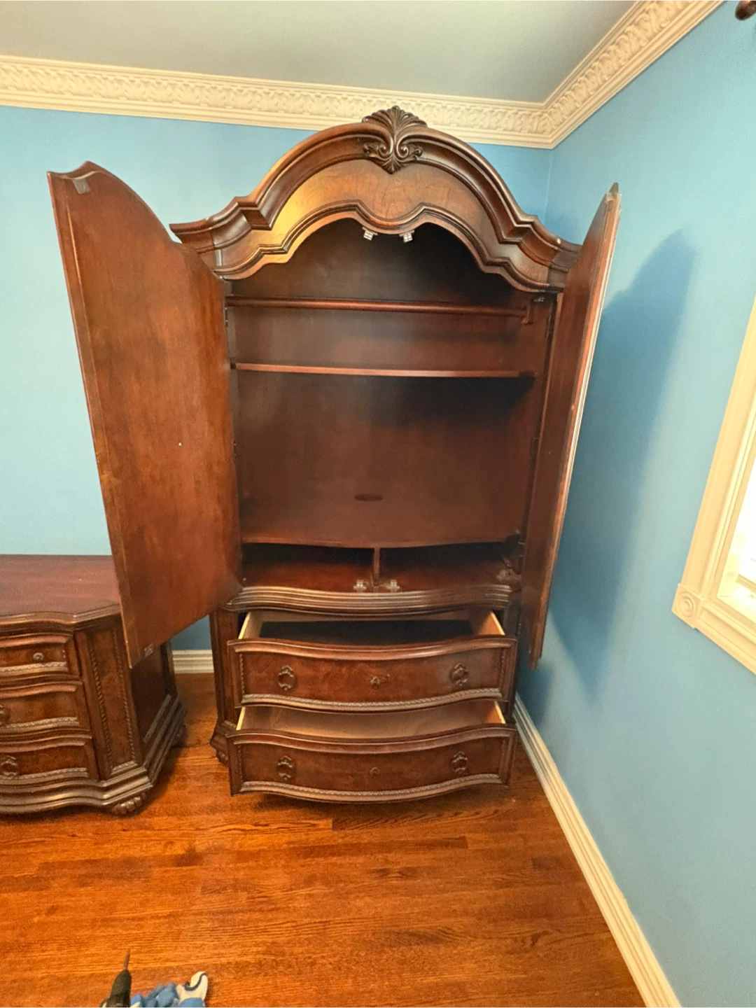 Free delivery Traditional Dark Wood Armoire - photo 3