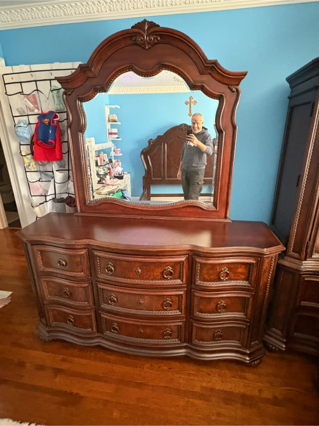 Free delivery used Traditional Wood Dresser with Mirror
