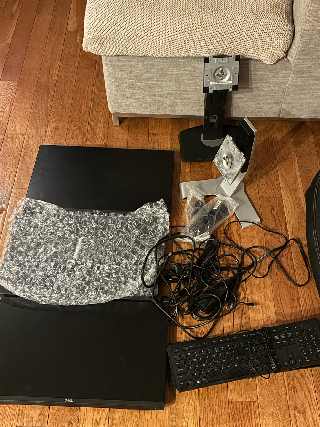 Dell Tech Parts Lot: 2 Stands, 3 Keyboards, 3 Broken Monitors - photo 2