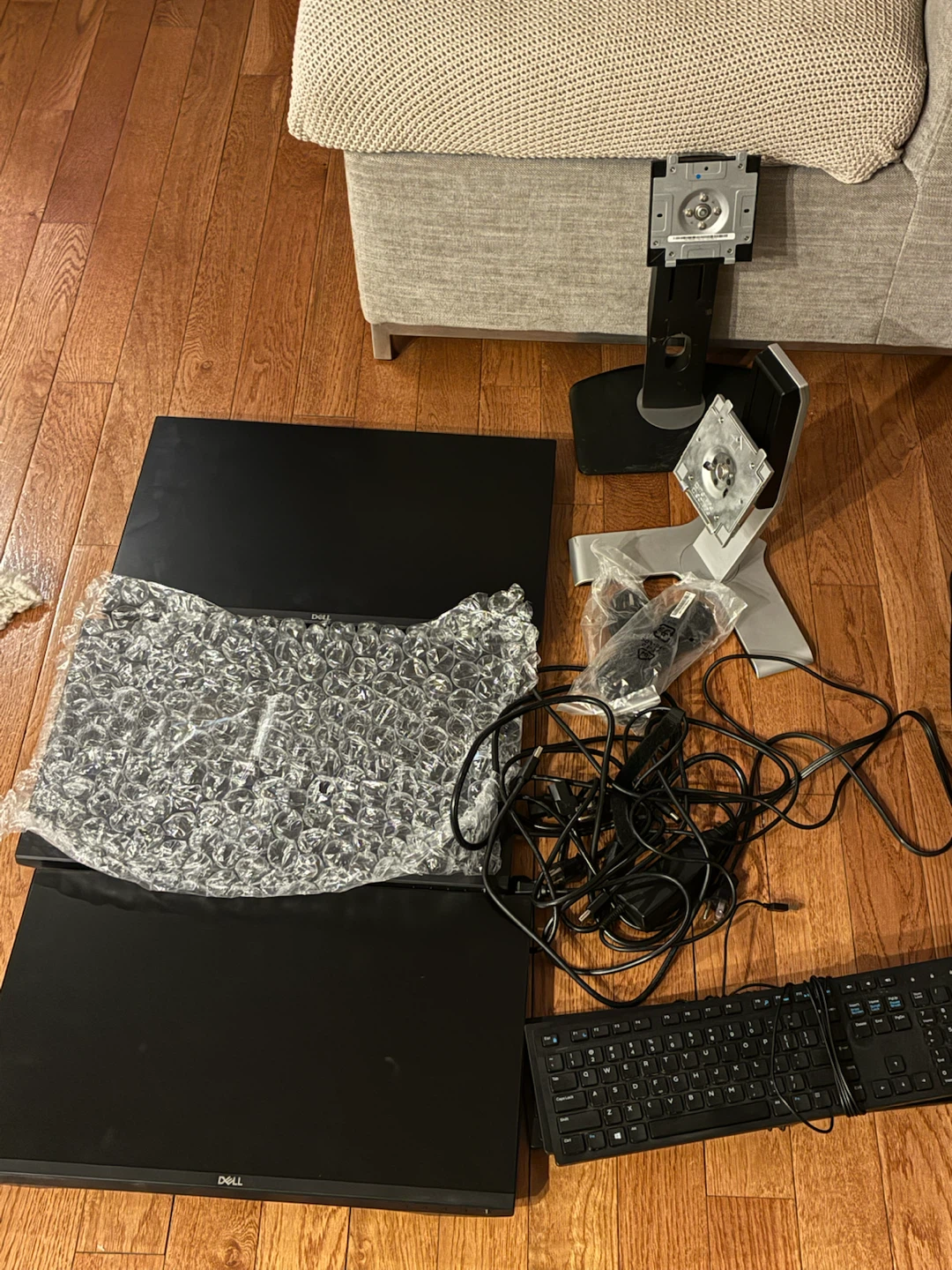 Dell Tech Parts Lot: 2 Stands, 3 Keyboards, 3 Broken Monitors - photo 3