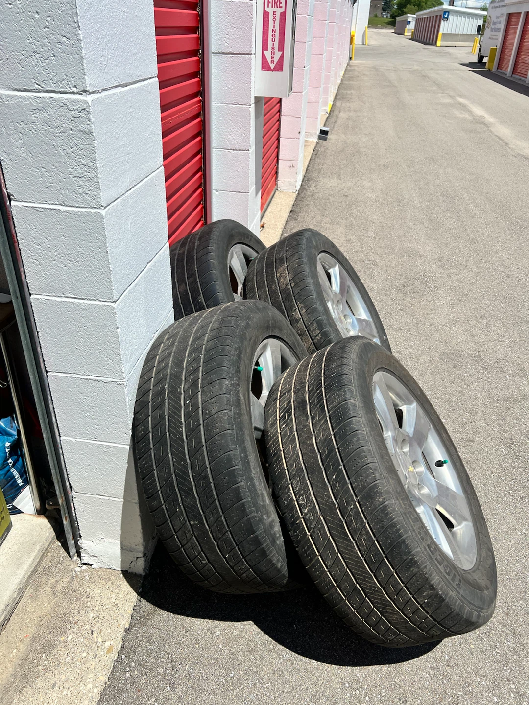 Set of 4 275/55R20 Tires with Chevrolet Rims - photo 2