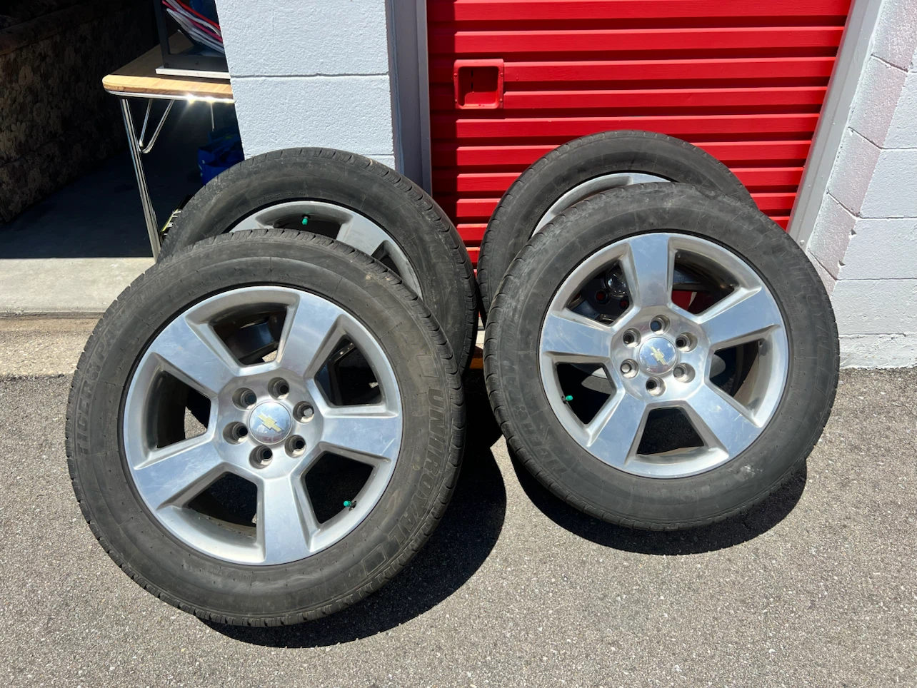 Set of 4 275/55R20 Tires with Chevrolet Rims - photo 3
