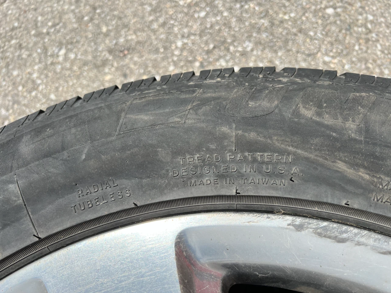 Set of 4 275/55R20 Tires with Chevrolet Rims - photo 4