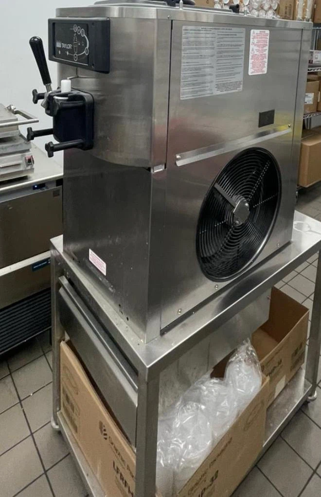 Taylor C709-27 Soft Serve Ice Cream Machine - photo 2