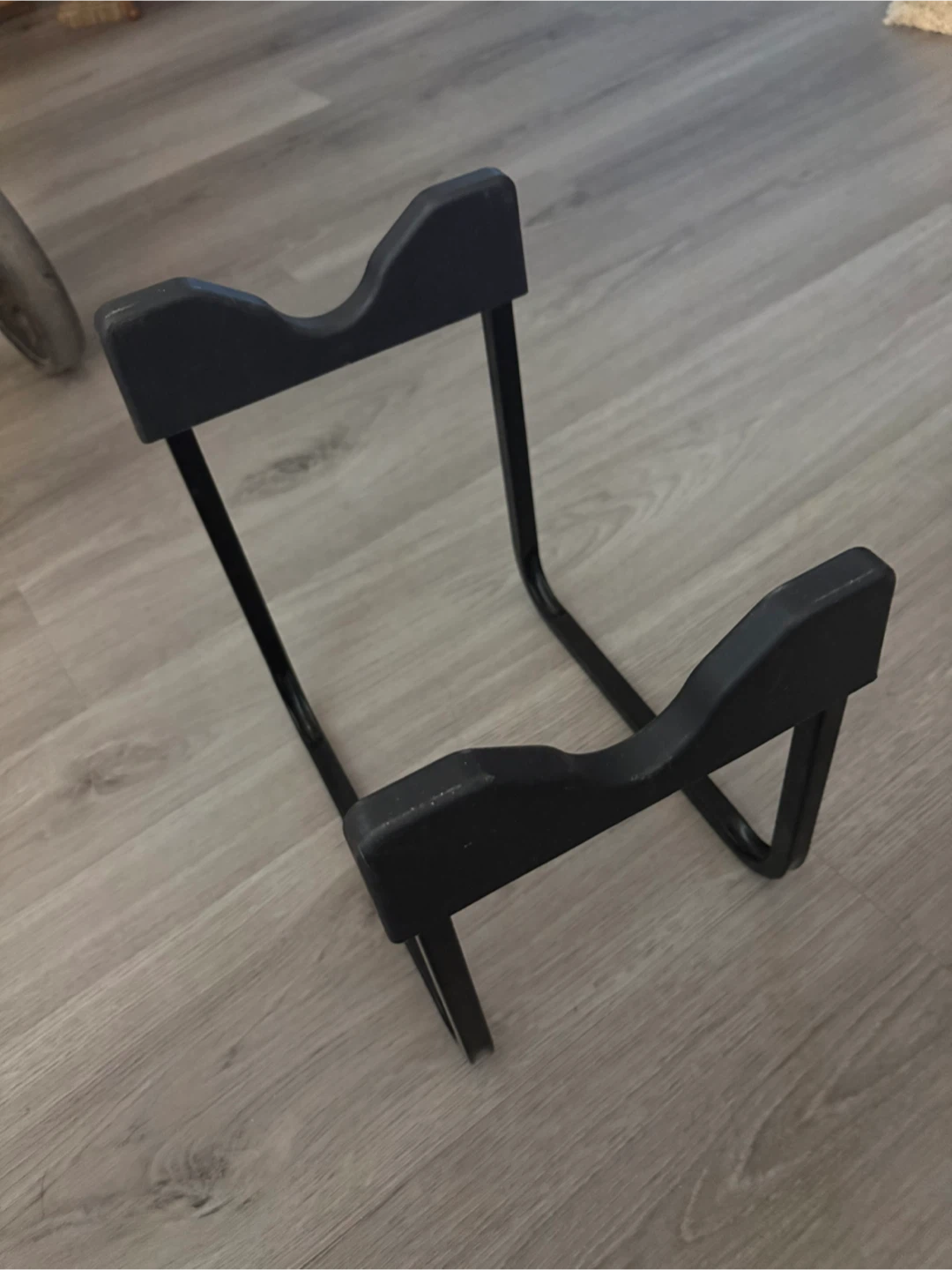 Dispersing bracket holder for 18 litre water jugs