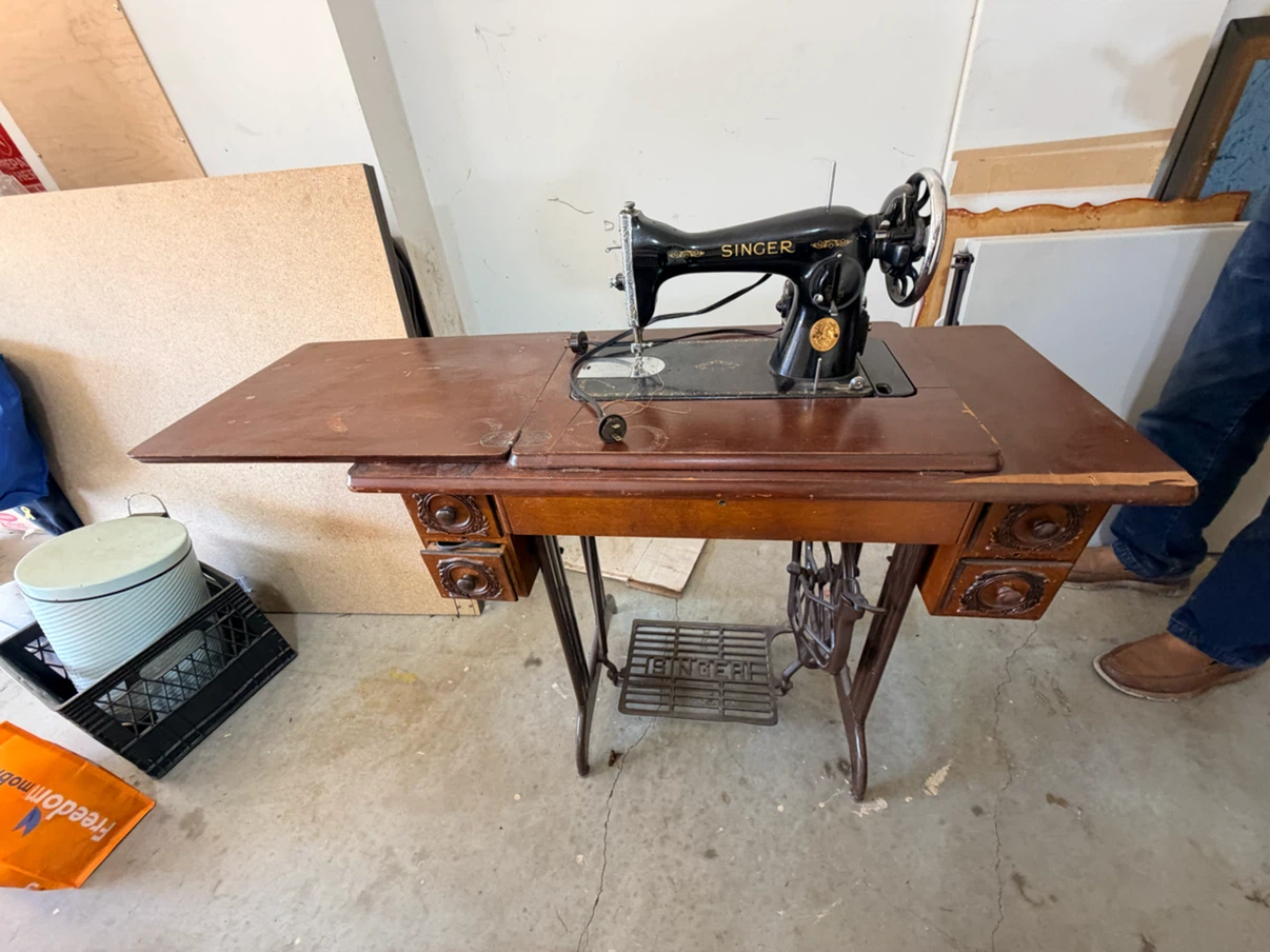 Vintage Singer Sewing Machine with Cabinet - photo 2