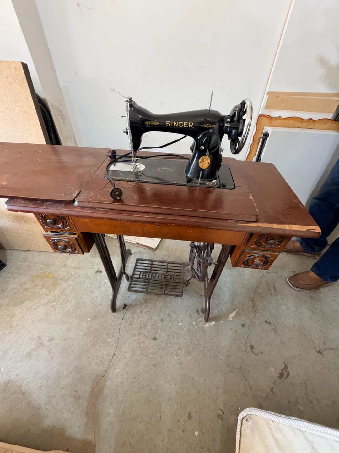 Vintage Singer Sewing Machine with Cabinet - photo 3