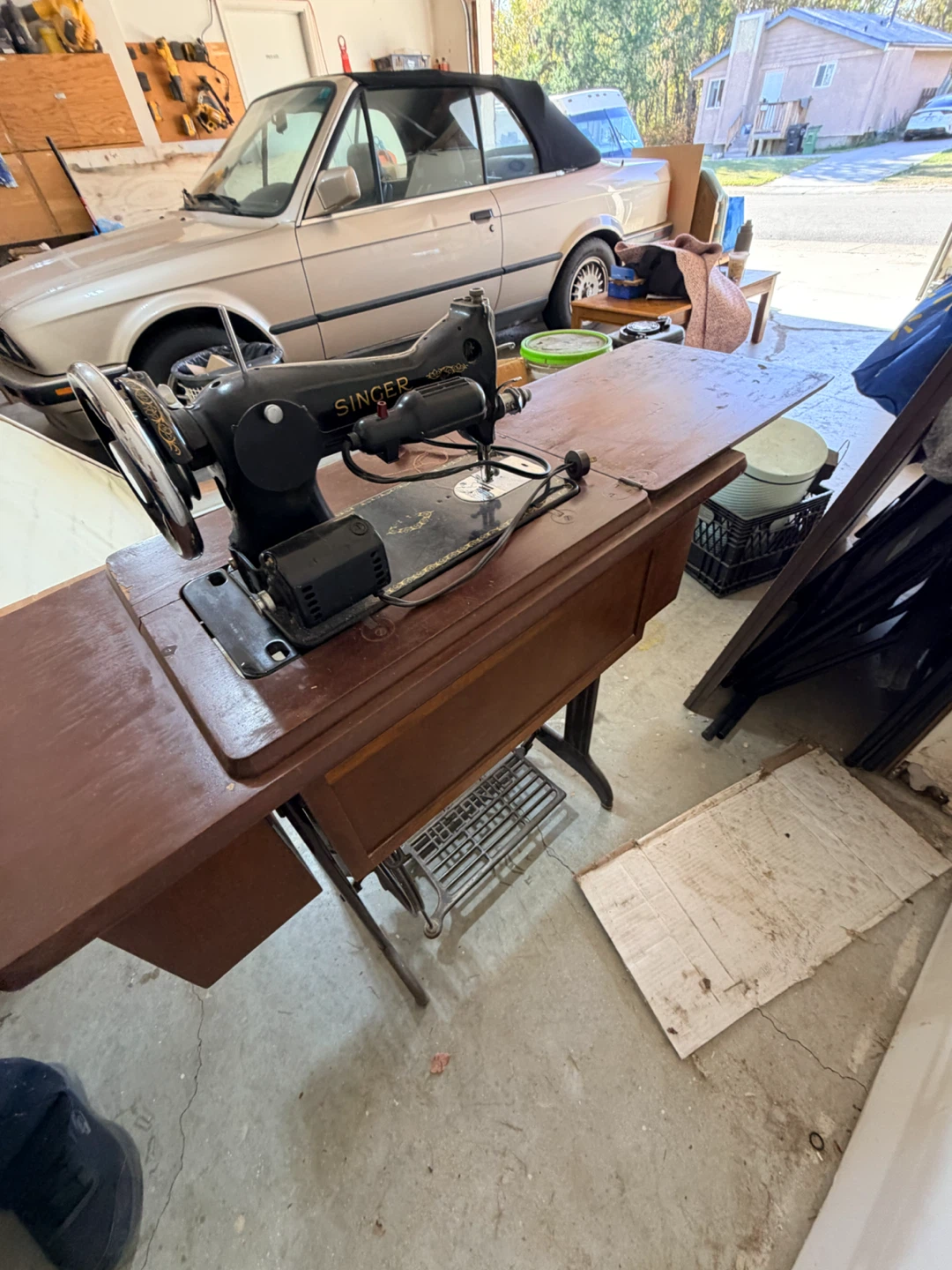 Vintage Singer Sewing Machine with Cabinet - photo 5