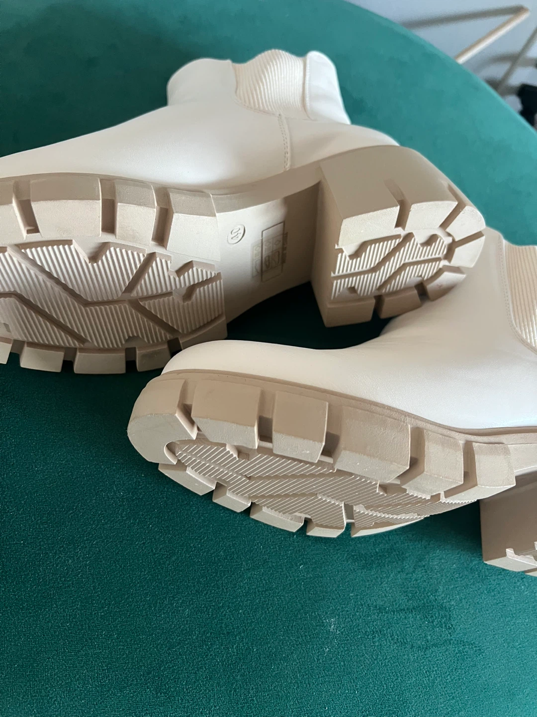 Cream Chelsea Lug Sole Boots Size 40 - photo 3