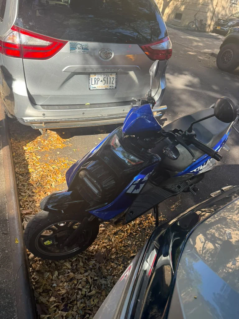 Blue Yamaha Zuma 50cc Scooter - photo 2