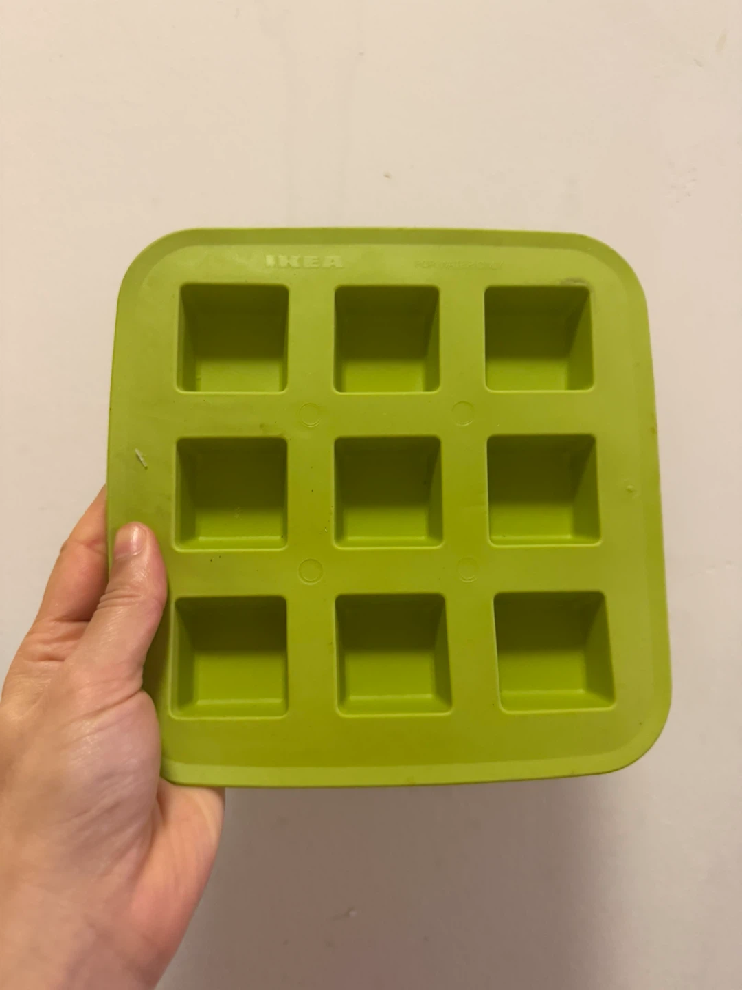 Kitchenware Bundle: Oven Mitt, Ice Tray and Water Bottle - photo 2