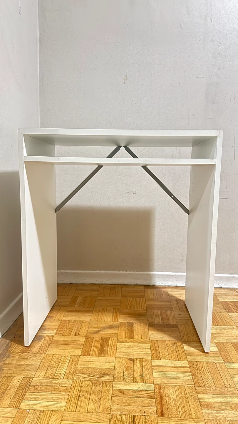 White Desk / Computer Table – Move-Out Sale - photo 3
