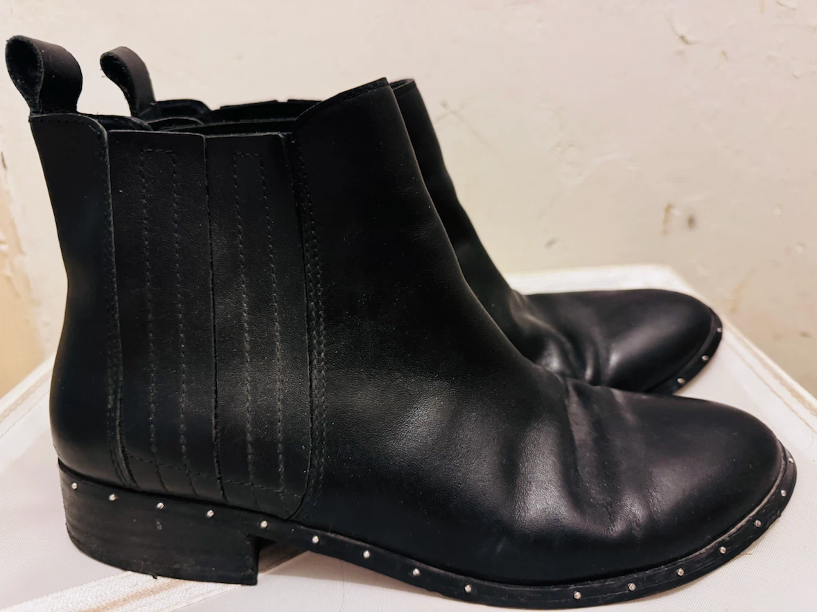 Black leather Chelsea boots
