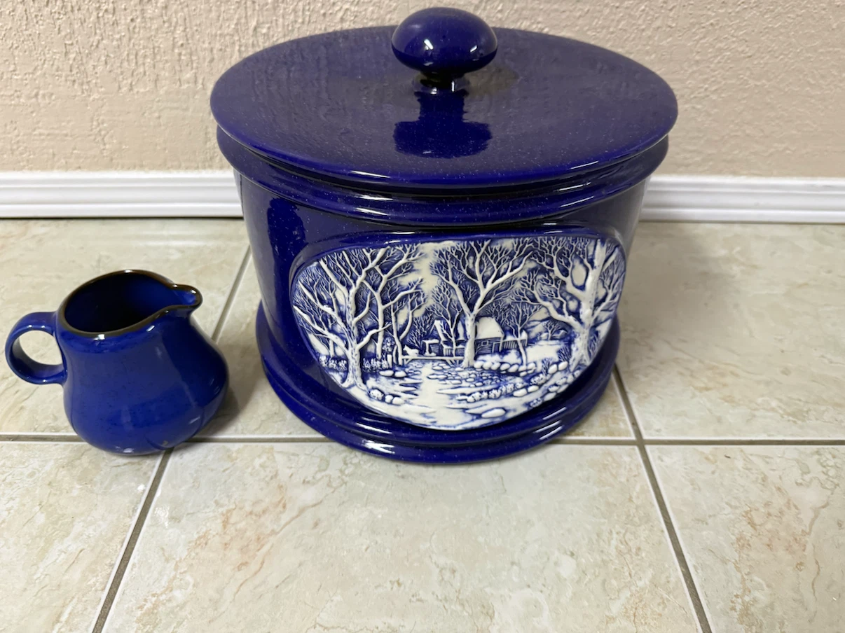 Cake stand with lid