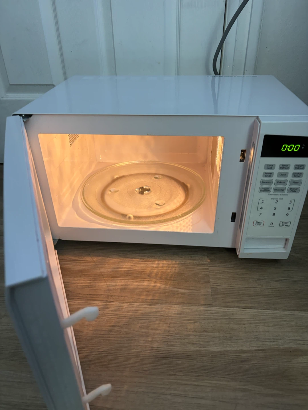 GE Turntable Microwave Oven - photo 2