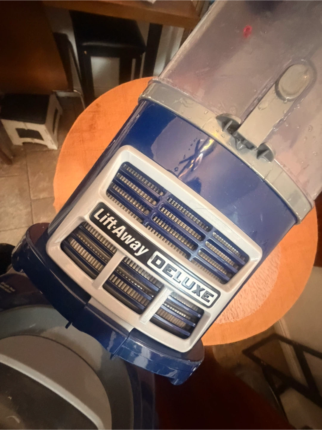 Shark Navigator Lift-Away Deluxe Vacuum - photo 4