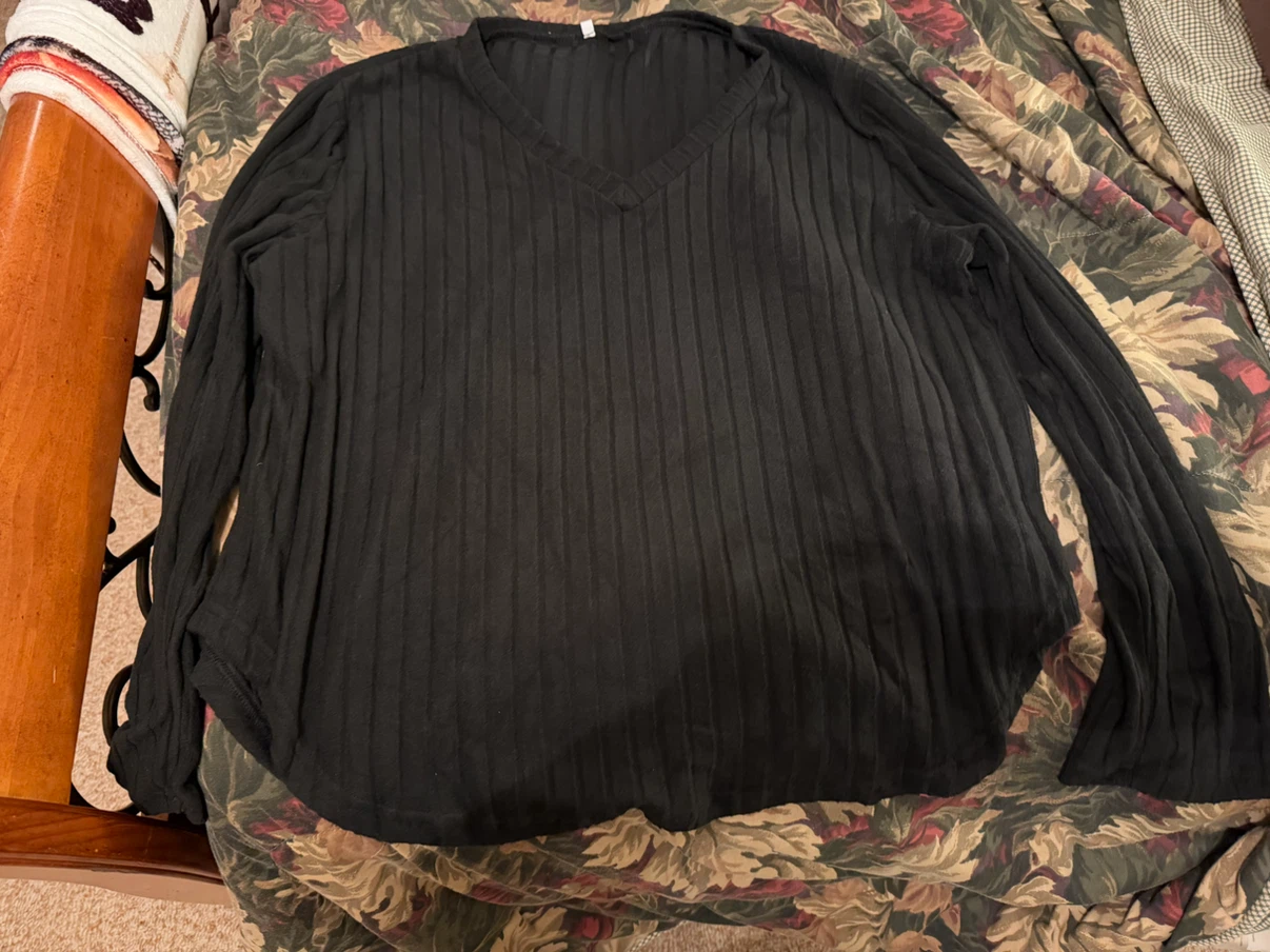 Black Long-Sleeve Ribbed V-Neck Top