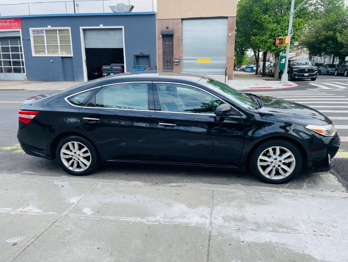 Toyota Avalon Black Sedan 4D