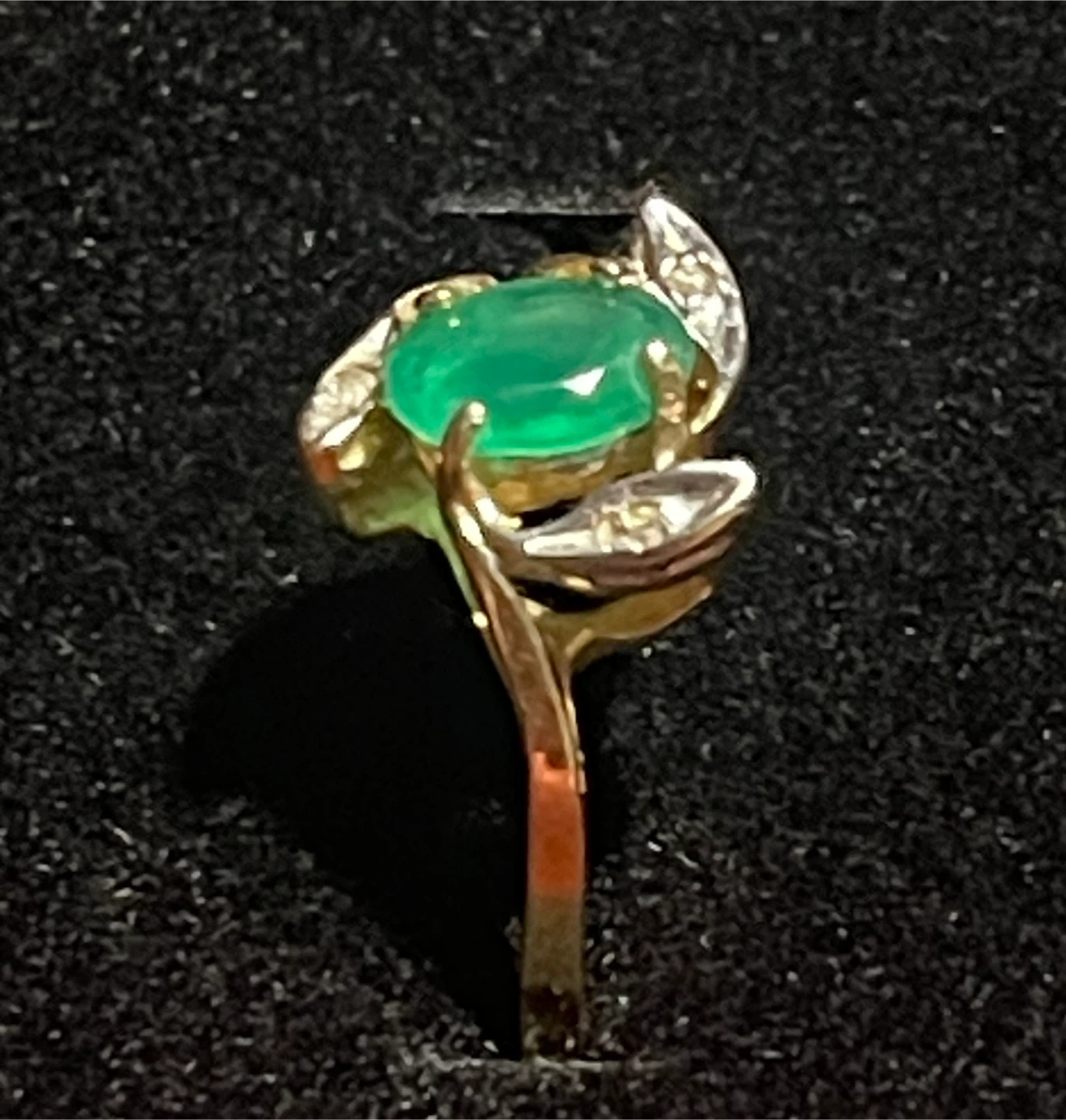 Gold Ring with Emerald and Diamonds - photo 3