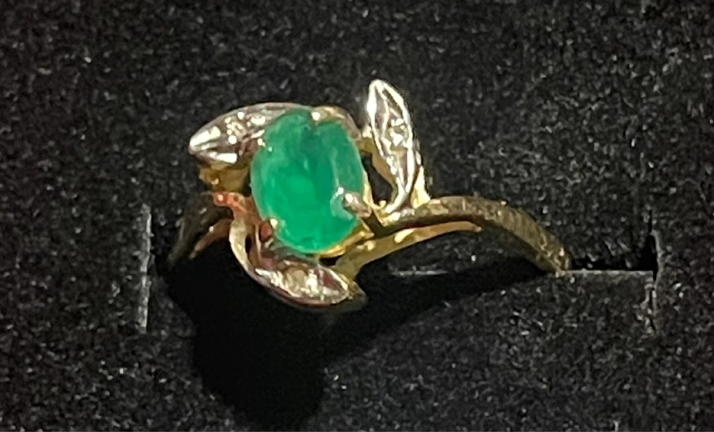 Gold Ring with Emerald and Diamonds - photo 5