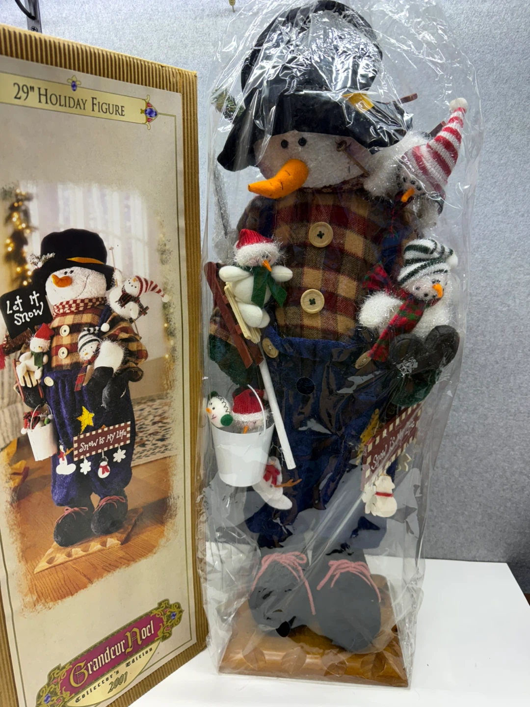 Grandeur Noel 2001 29" Holiday Snowman Figure - photo 2