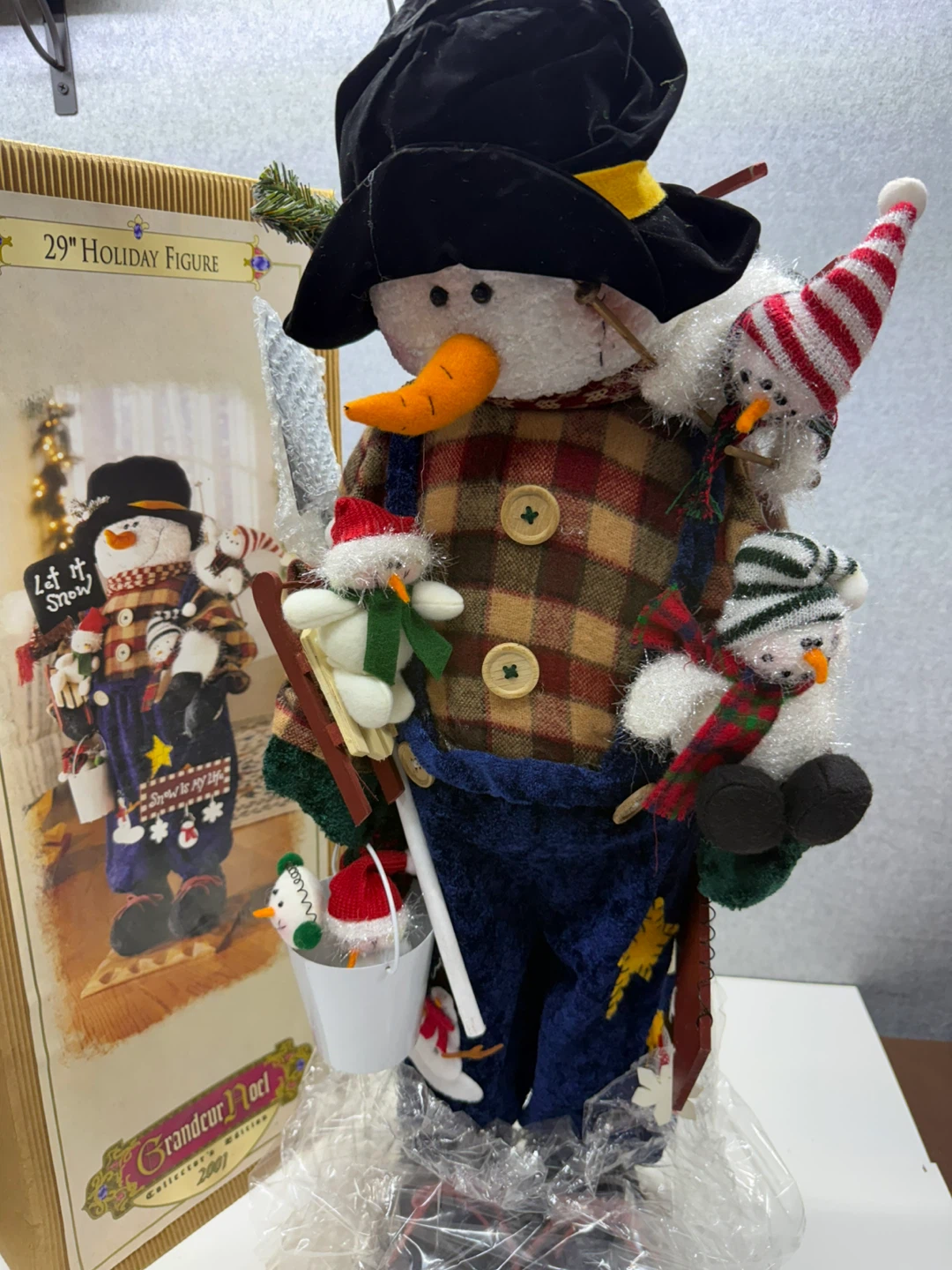 Grandeur Noel 2001 29" Holiday Snowman Figure - photo 3