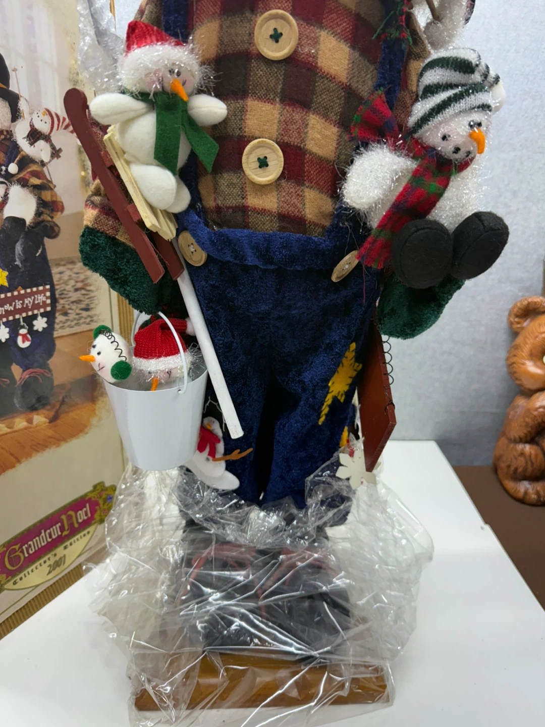 Grandeur Noel 2001 29" Holiday Snowman Figure - photo 5