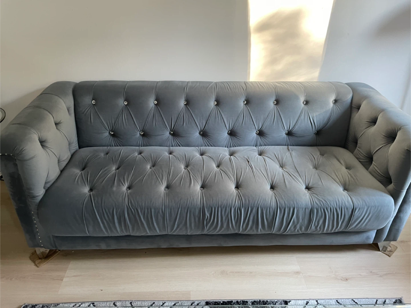 Title: Grey Velvet Sofa Set – 3-Seater Sofa & Loveseat - photo 2