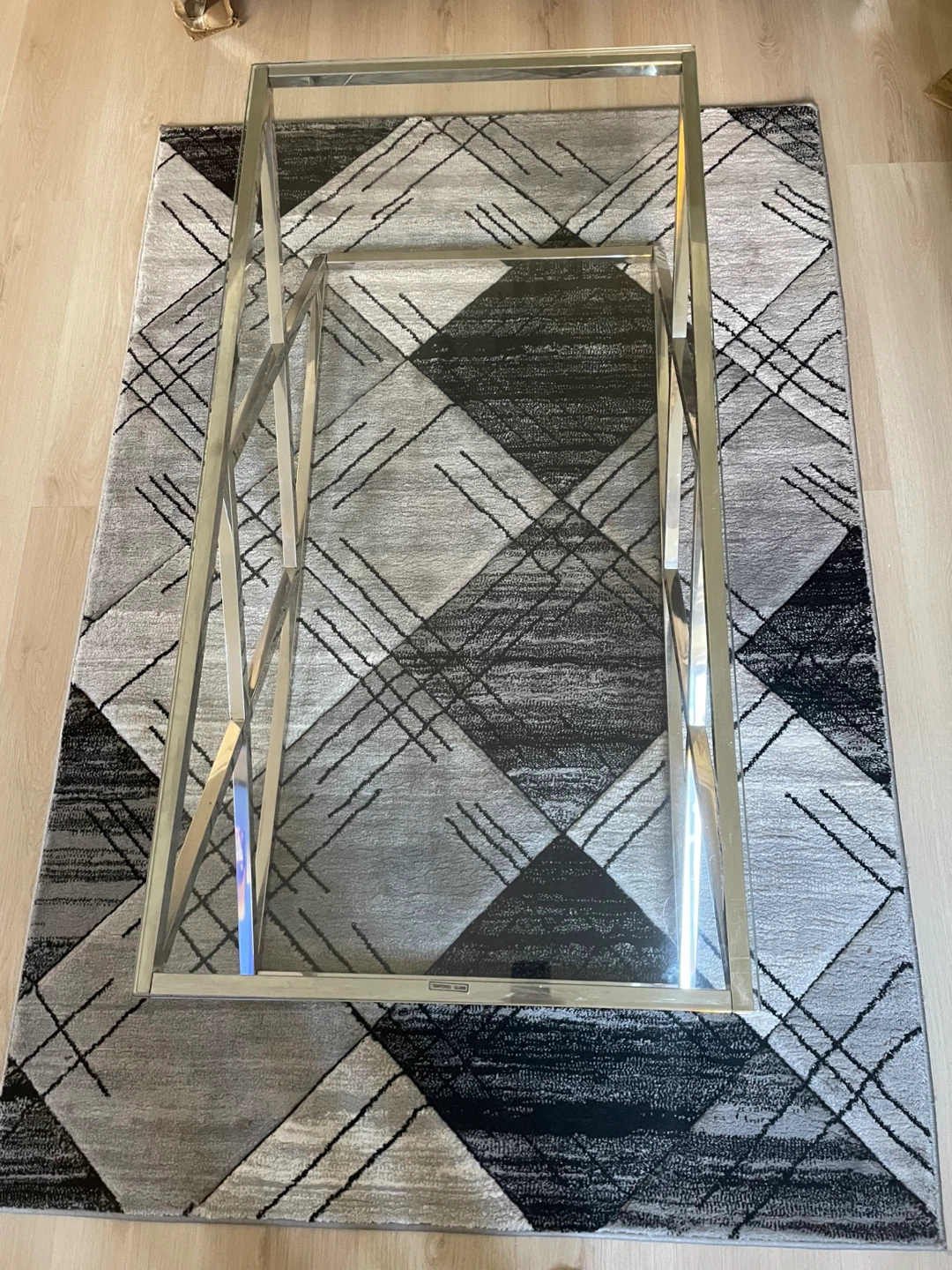 Title: Modern Coffee Table & Area Rug Set – Excellent Condition