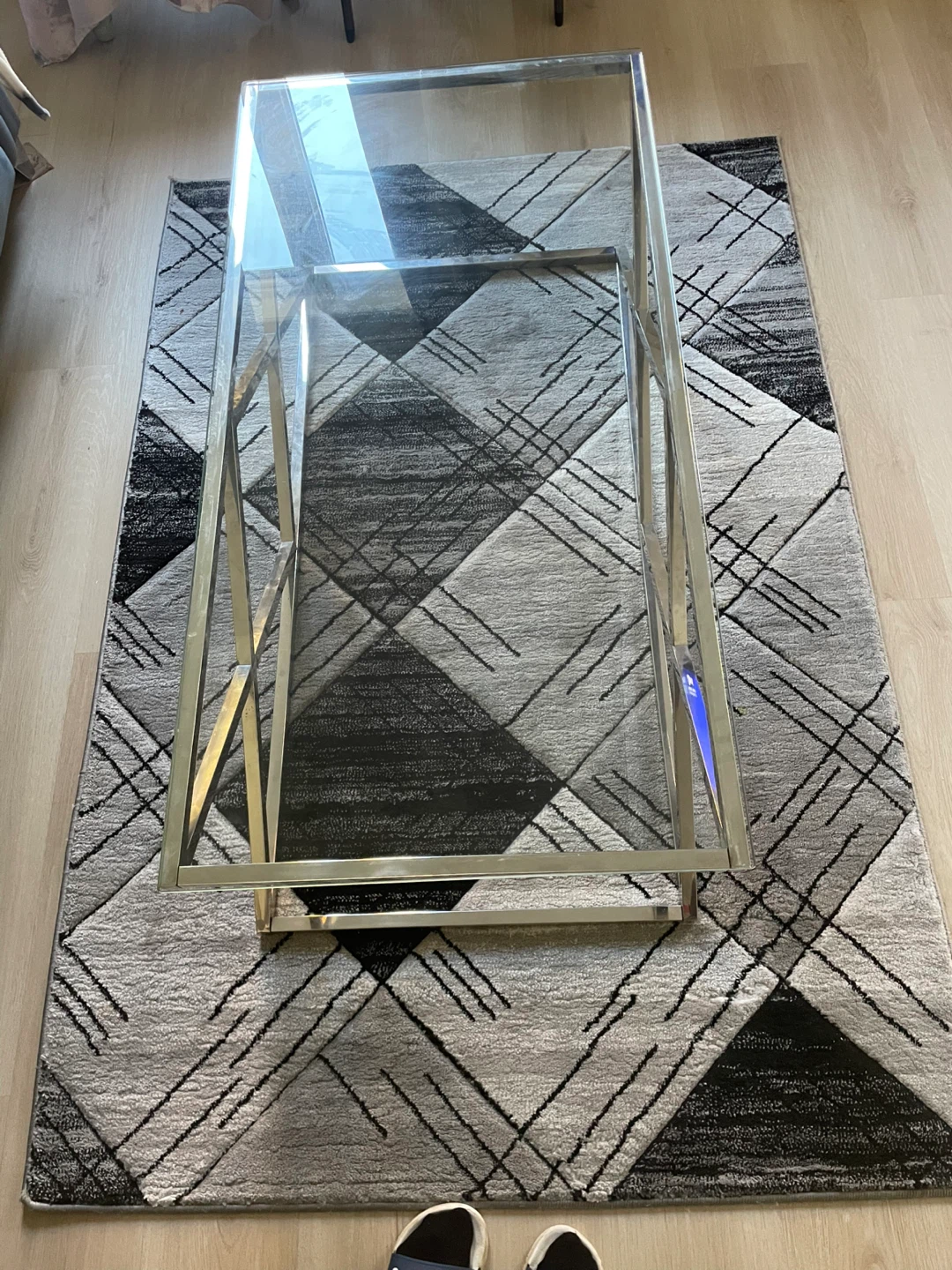 Title: Modern Coffee Table & Area Rug Set – Excellent Condition - photo 2