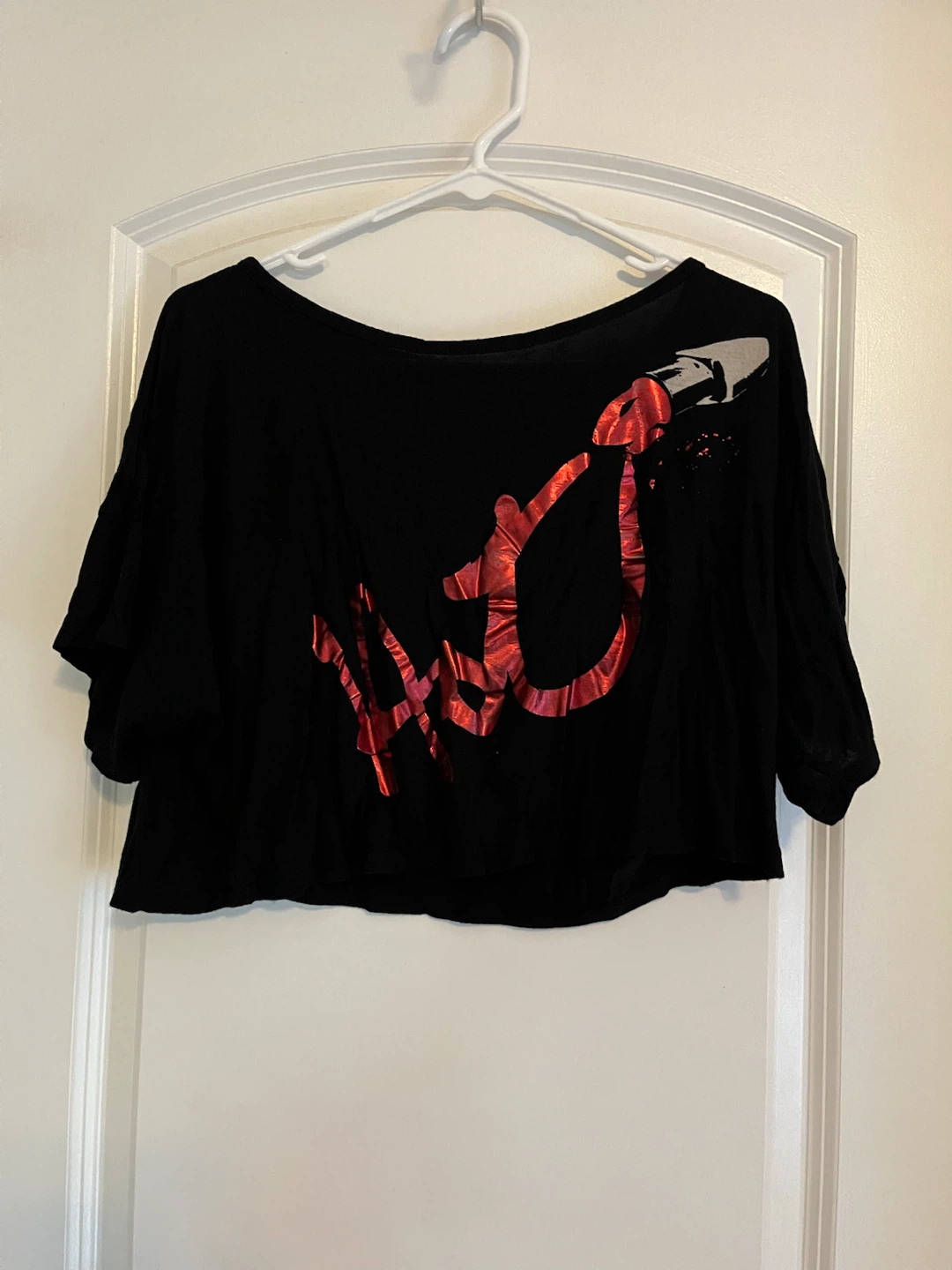 Black Pearl Graphic Crop Top