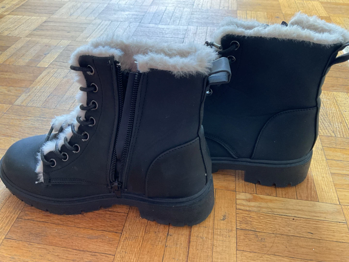 Black Fur-Lined Boots Size 6 - photo 4
