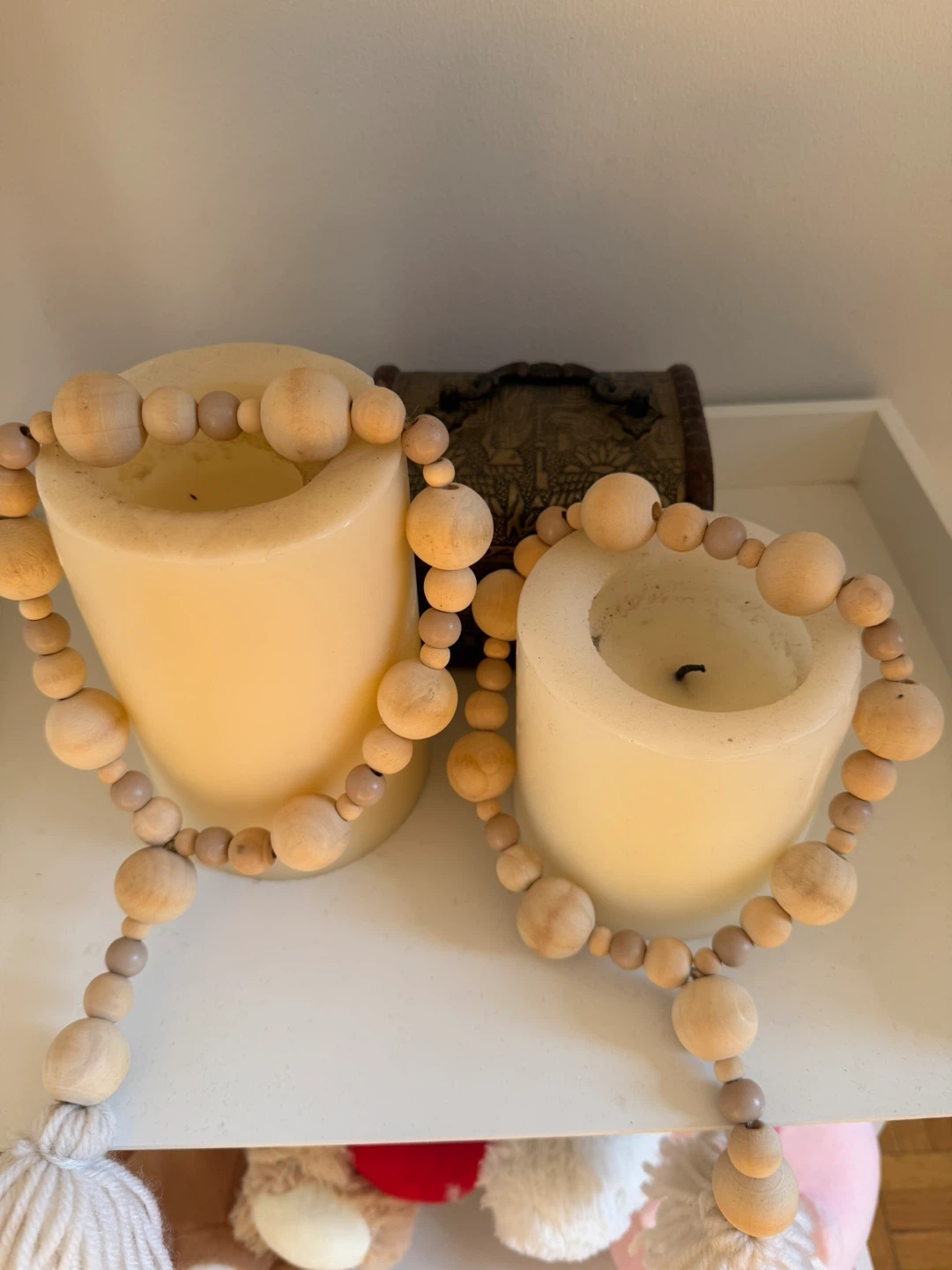 Two cream pillar candles with wooden bead garlands - photo 2