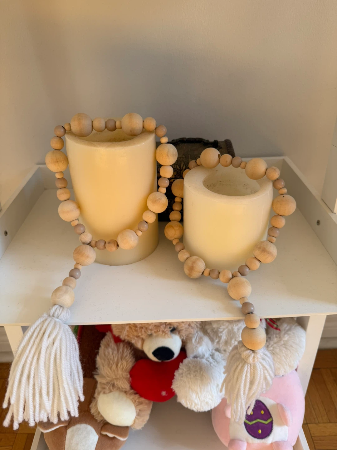 Two cream pillar candles with wooden bead garlands - photo 3