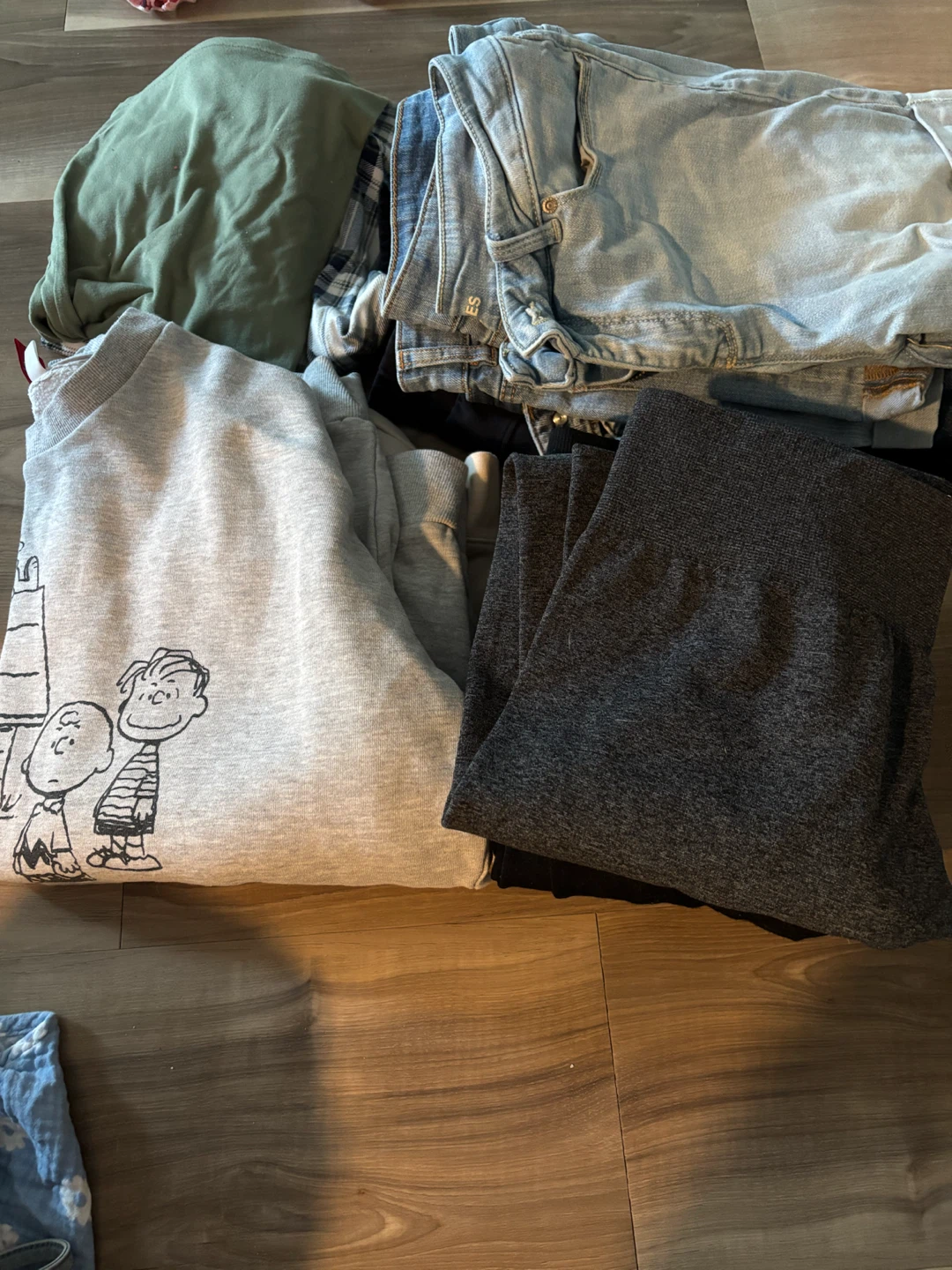Assorted clothing bundle