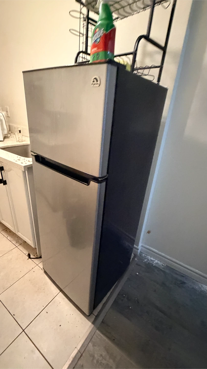 Igloo Top Mount Refrigerator for parts or can repair - photo 2