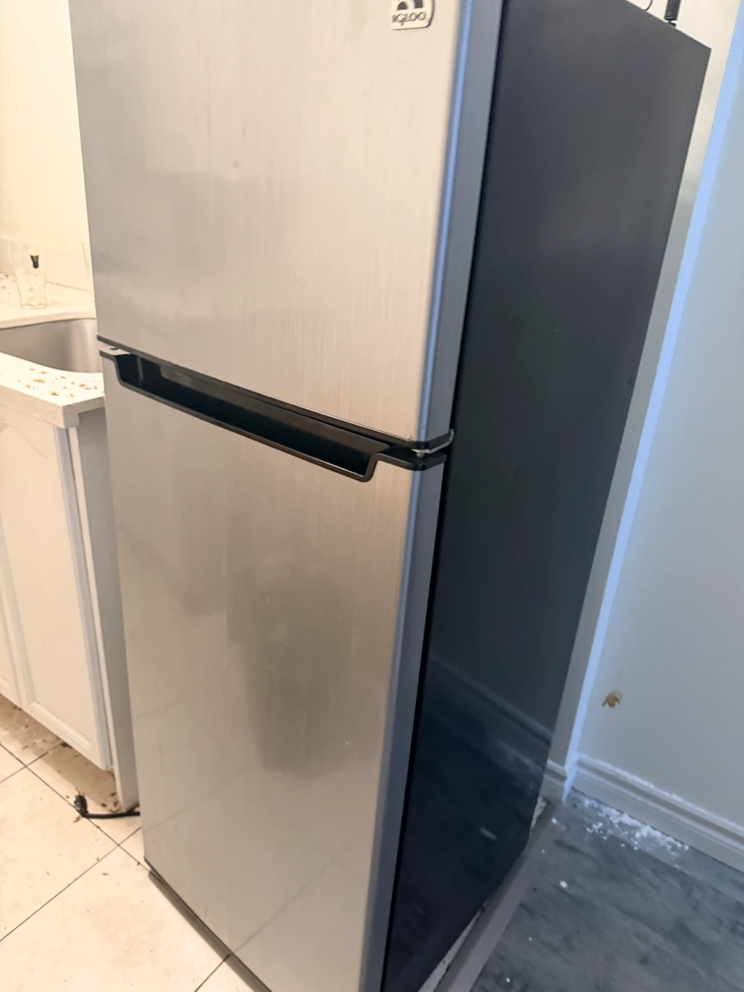 Igloo Top Mount Refrigerator for parts or can repair - photo 3