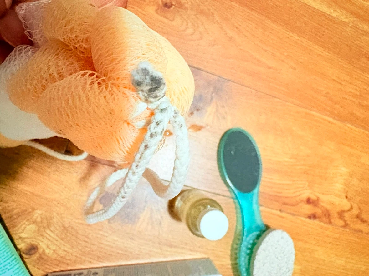 All for $1…..Bathroom Accessory Bundle - photo 3