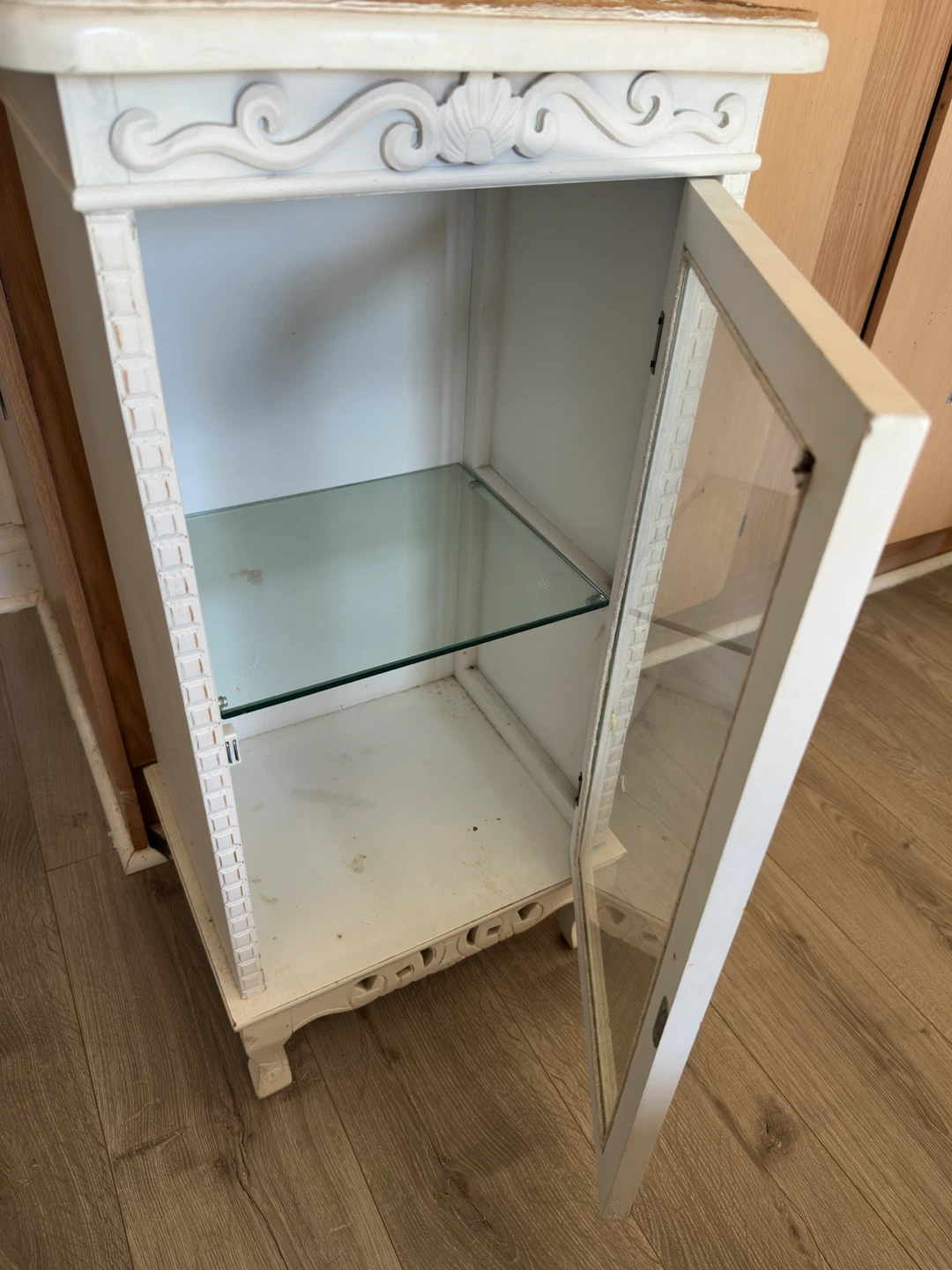 White ornate glass display cabinet - photo 2