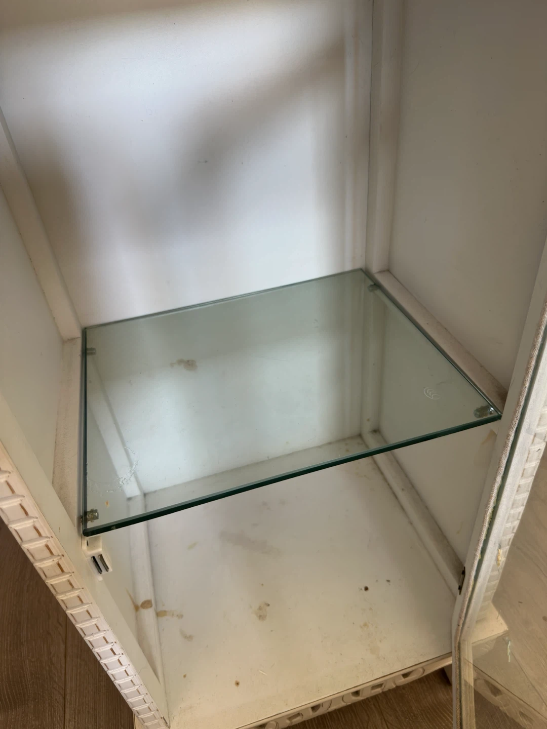 White ornate glass display cabinet - photo 3