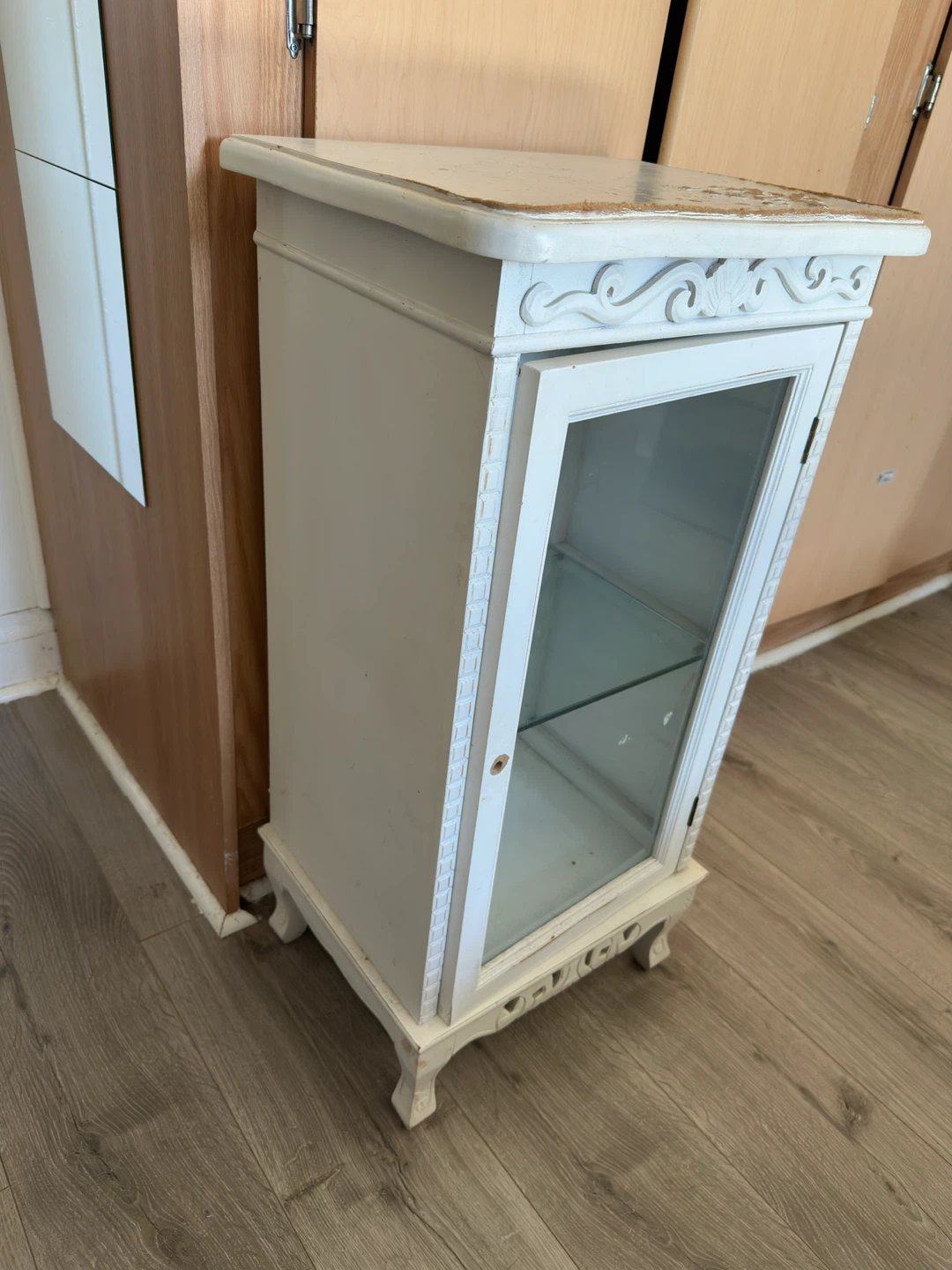 White ornate glass display cabinet - photo 5