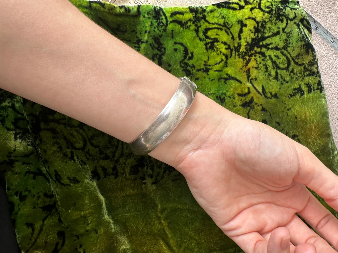 Birks vintage sterling silver engraved hinged bangle - photo 2