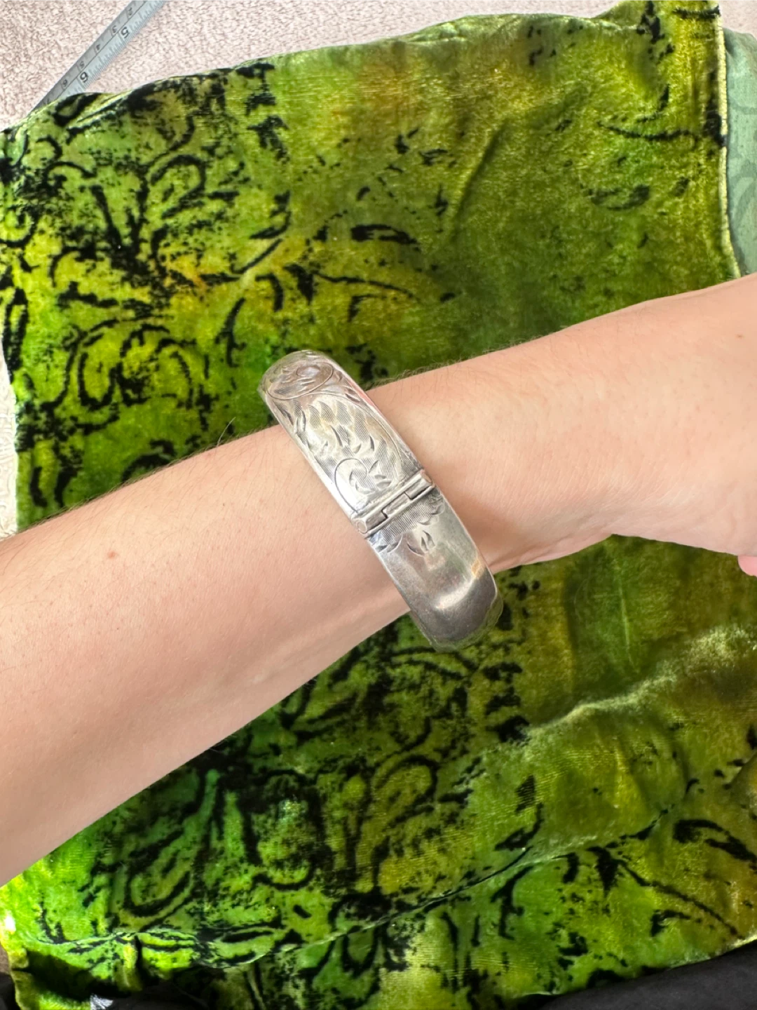 Birks vintage sterling silver engraved hinged bangle - photo 3