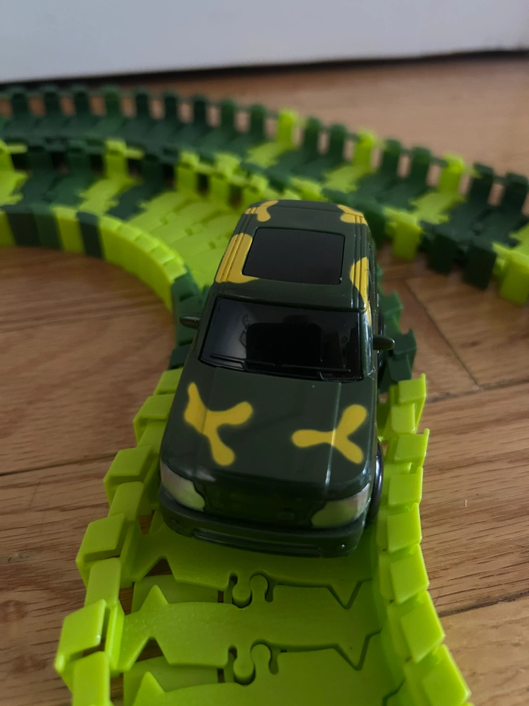 Toy Race Track Set with Two Camo Cars - photo 4