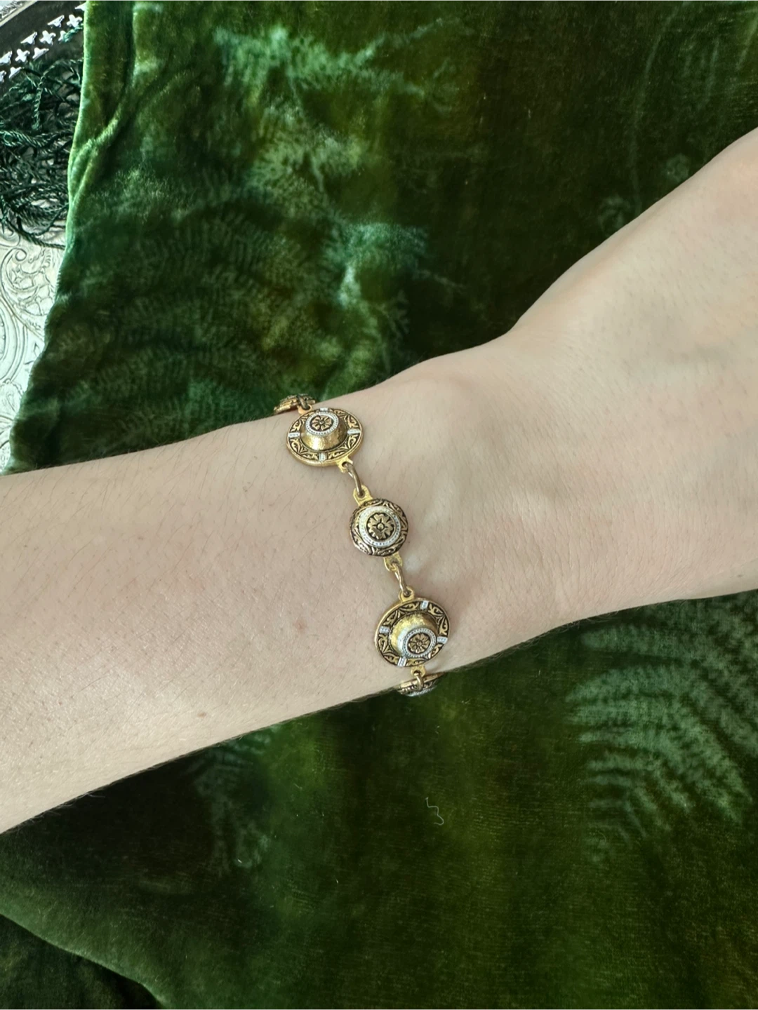 Vintage Style Ornate Gold Tone Charm Bracelet - photo 3