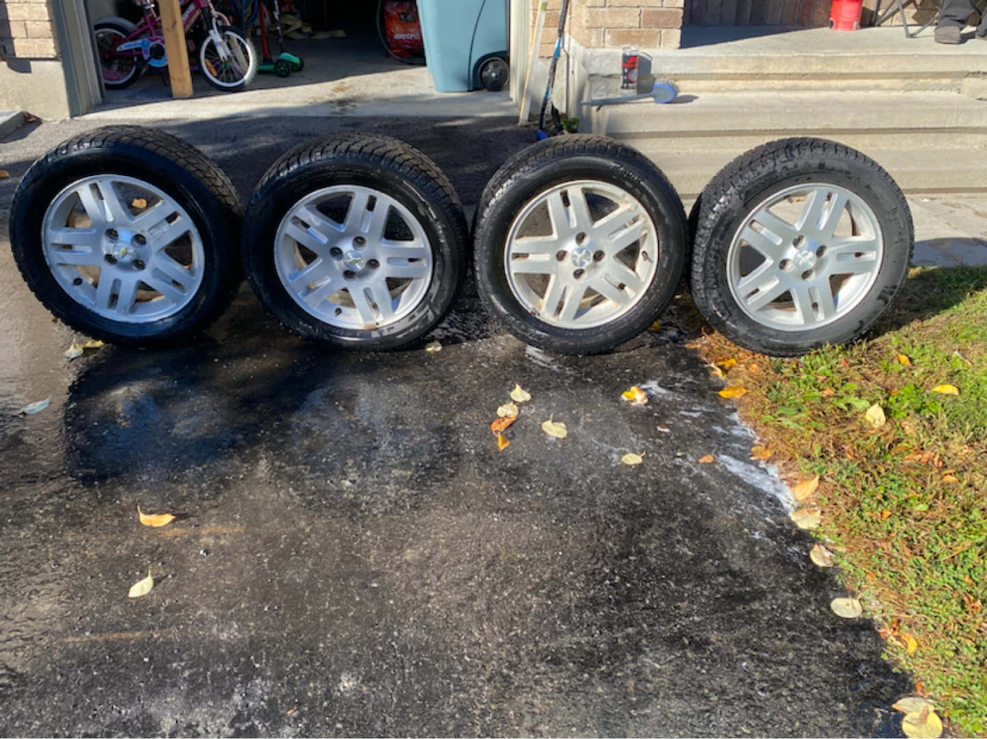 Set of 4 Chevrolet Wheels with 195/60R15 Winter Tires - photo 2