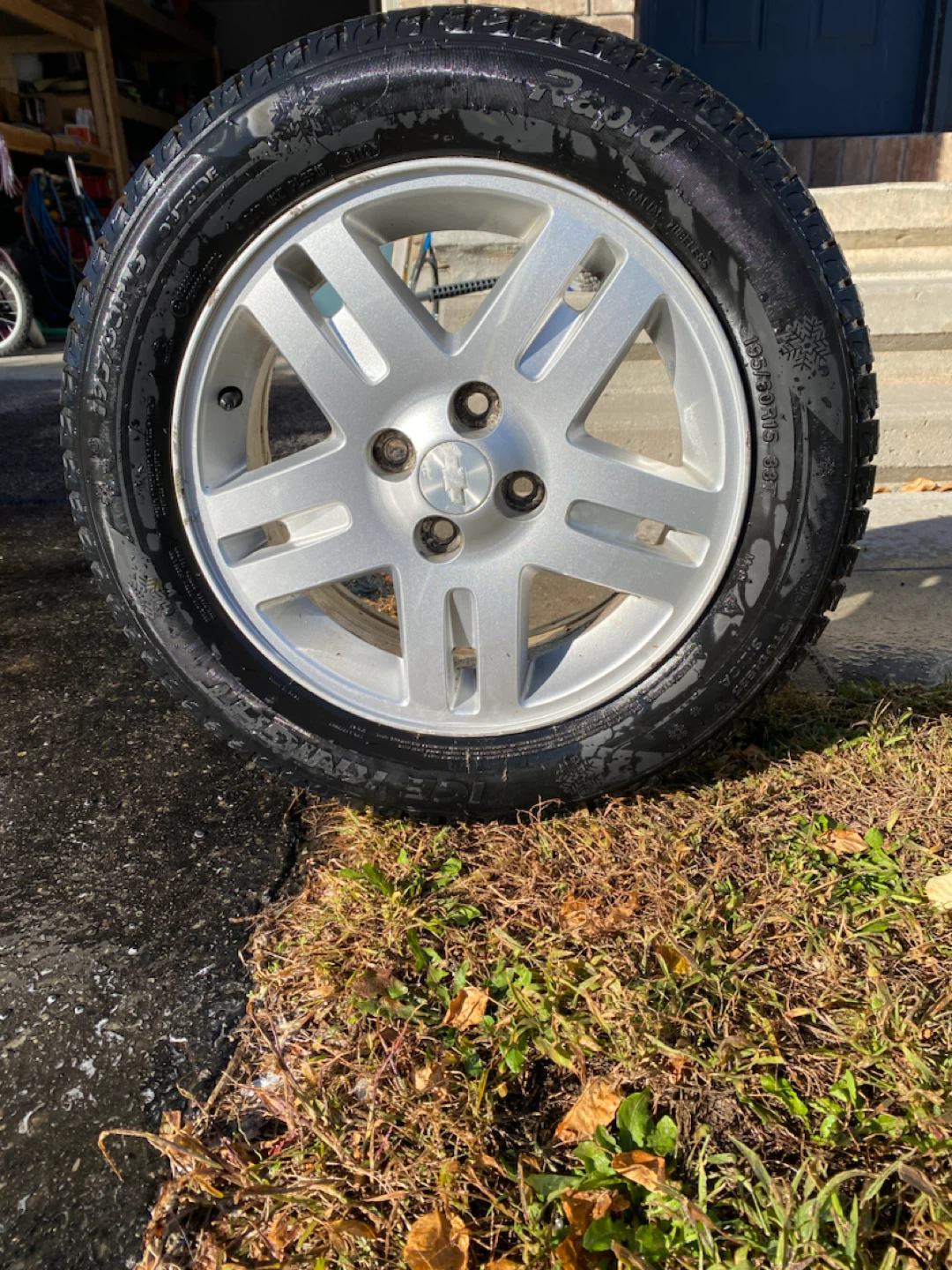 Set of 4 Chevrolet Wheels with 195/60R15 Winter Tires - photo 3