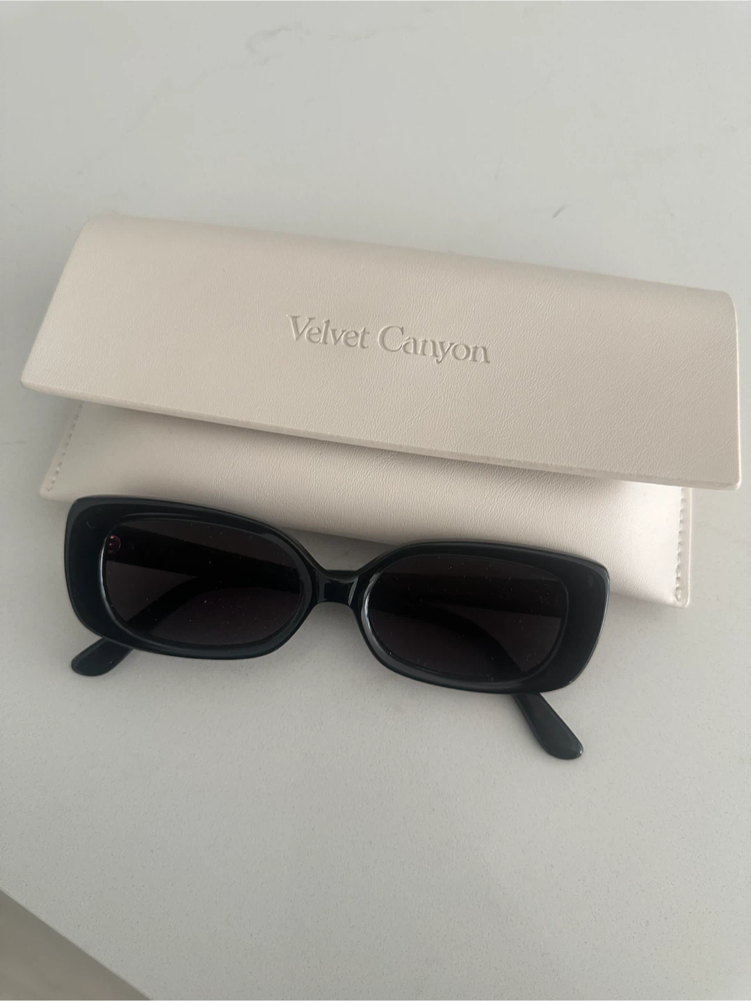 Velvet Canyon - Les Icones'; Black Sunglasses